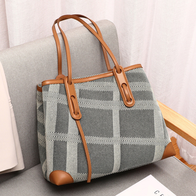Fashion large-capacity tote bag