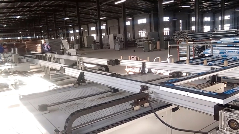 Ligne de production de sertissage de coin à quatre têtes CNC