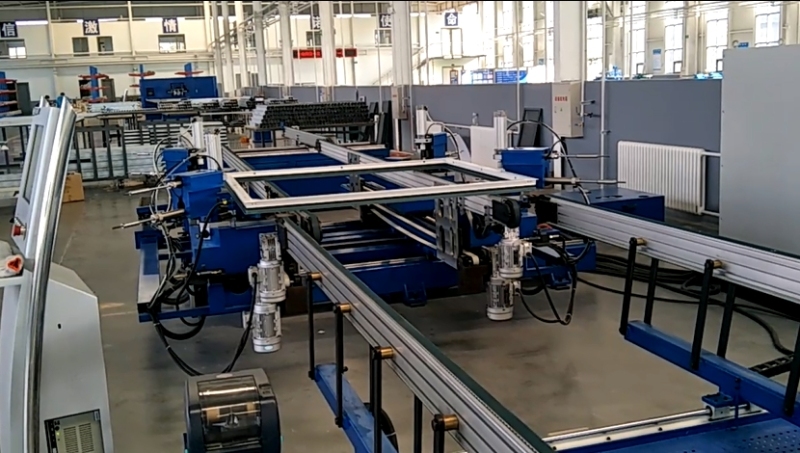 Ligne de production de sertissage de coin à quatre têtes CNC