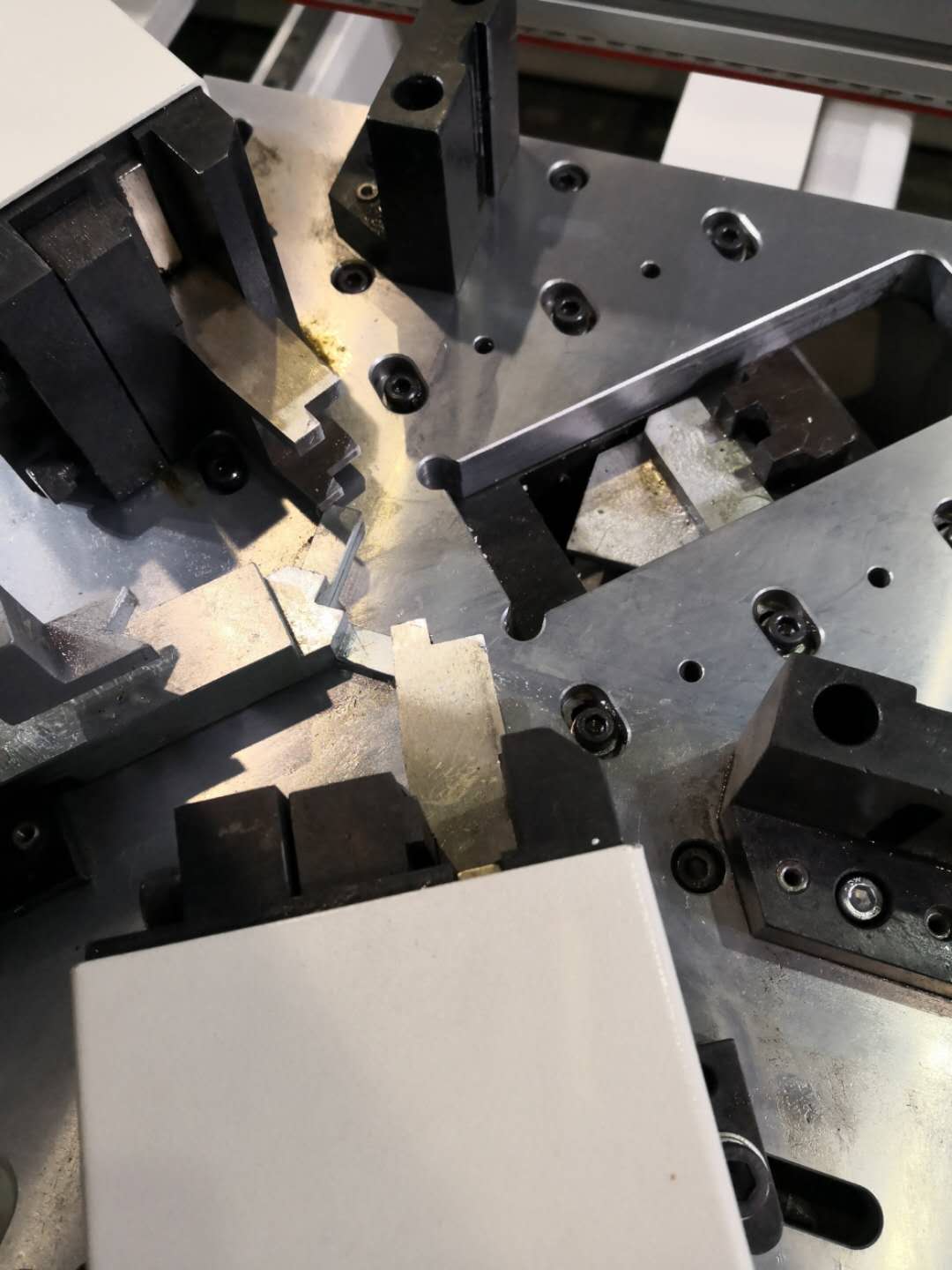 Ligne de production de sertissage de coin à quatre têtes CNC