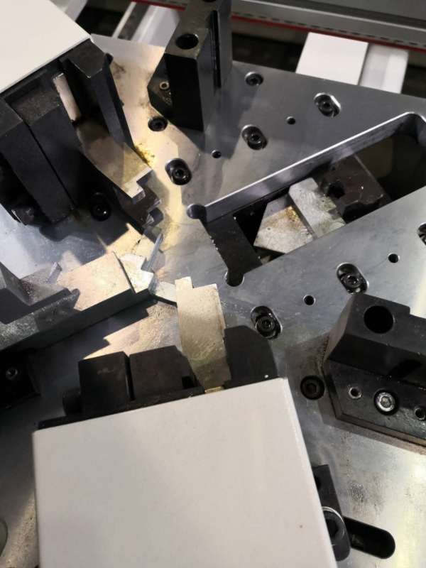 Ligne de production de sertissage de coin à quatre têtes CNC