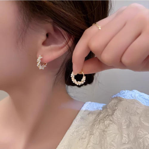 s925银针高级感轻奢珍珠耳圈女夏季小众设计感耳环2023年新款潮