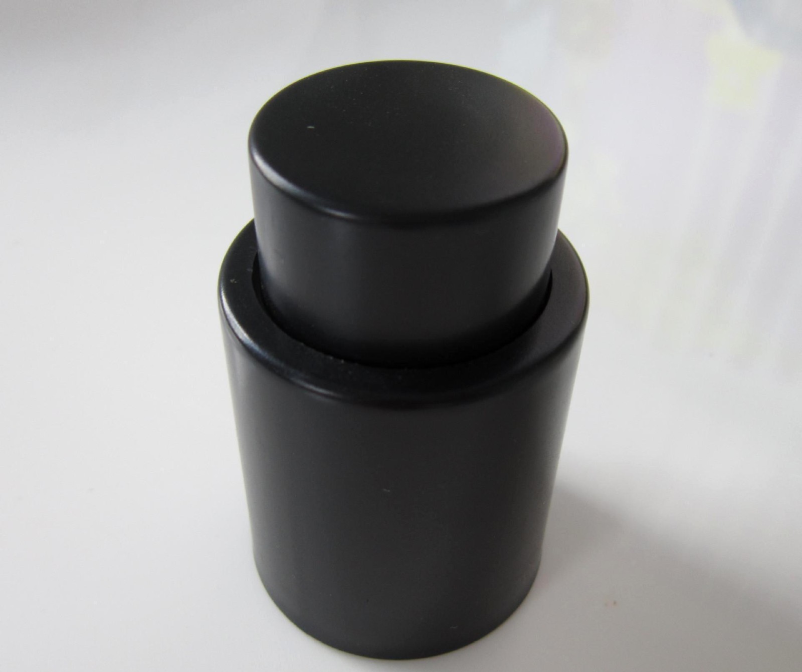 The vacuum bottle stoppers