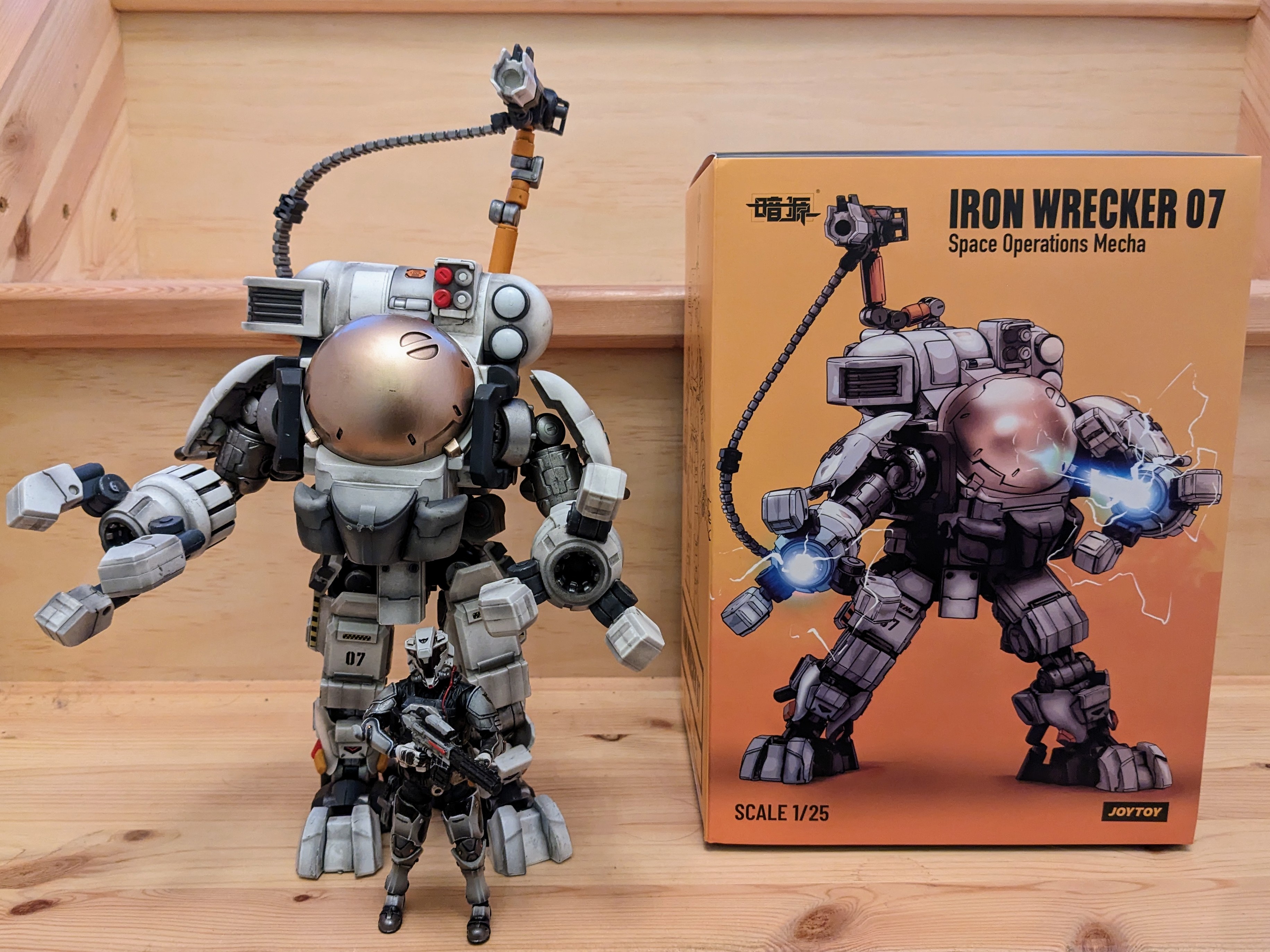 Reviews of JoyToy Dark Source 1/25 Iron Wrecker 07 Space