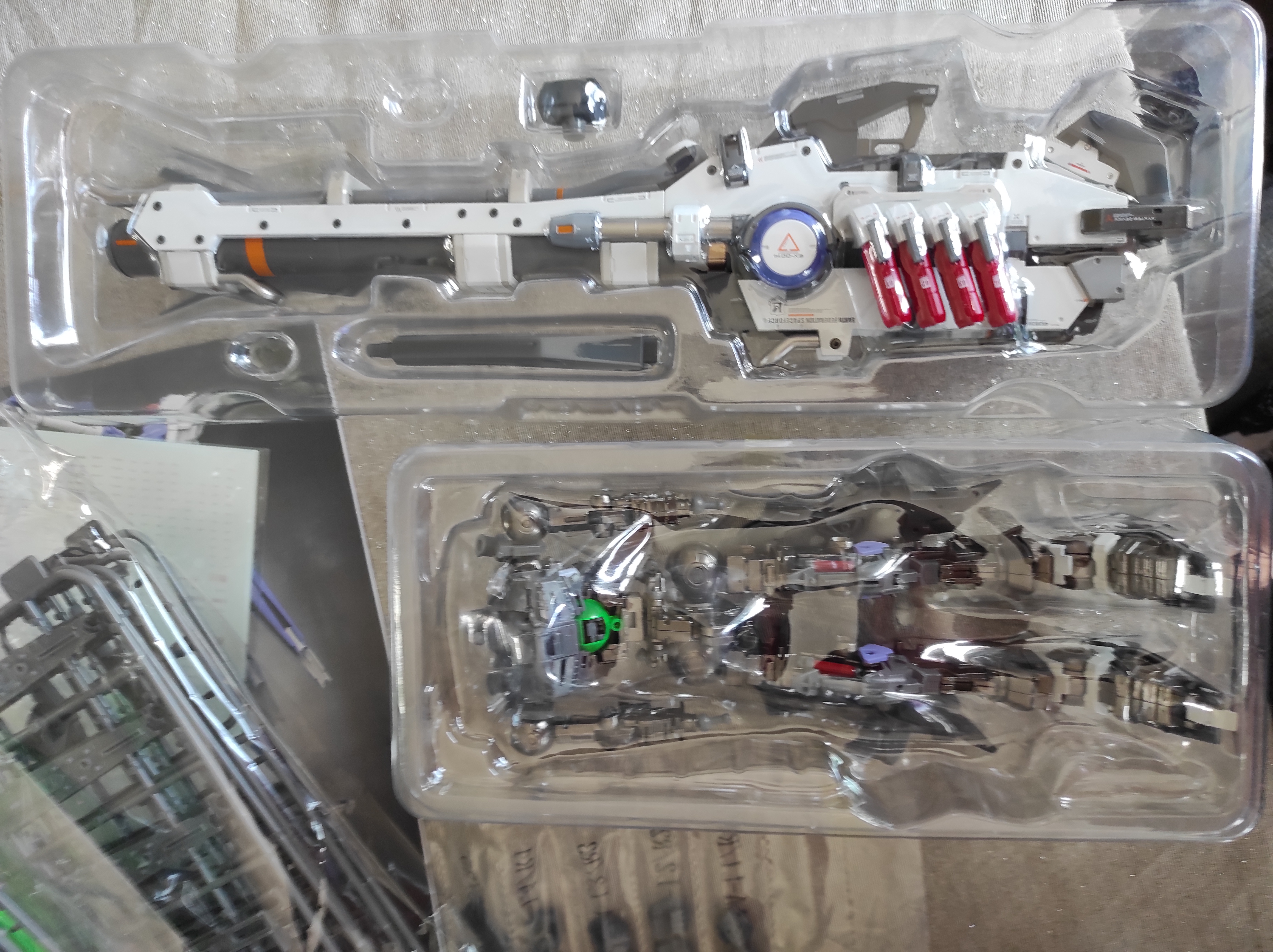 4th Party 1/100 Rx-93-v2 Hi-v Gundam Model Kit Deluxe Version