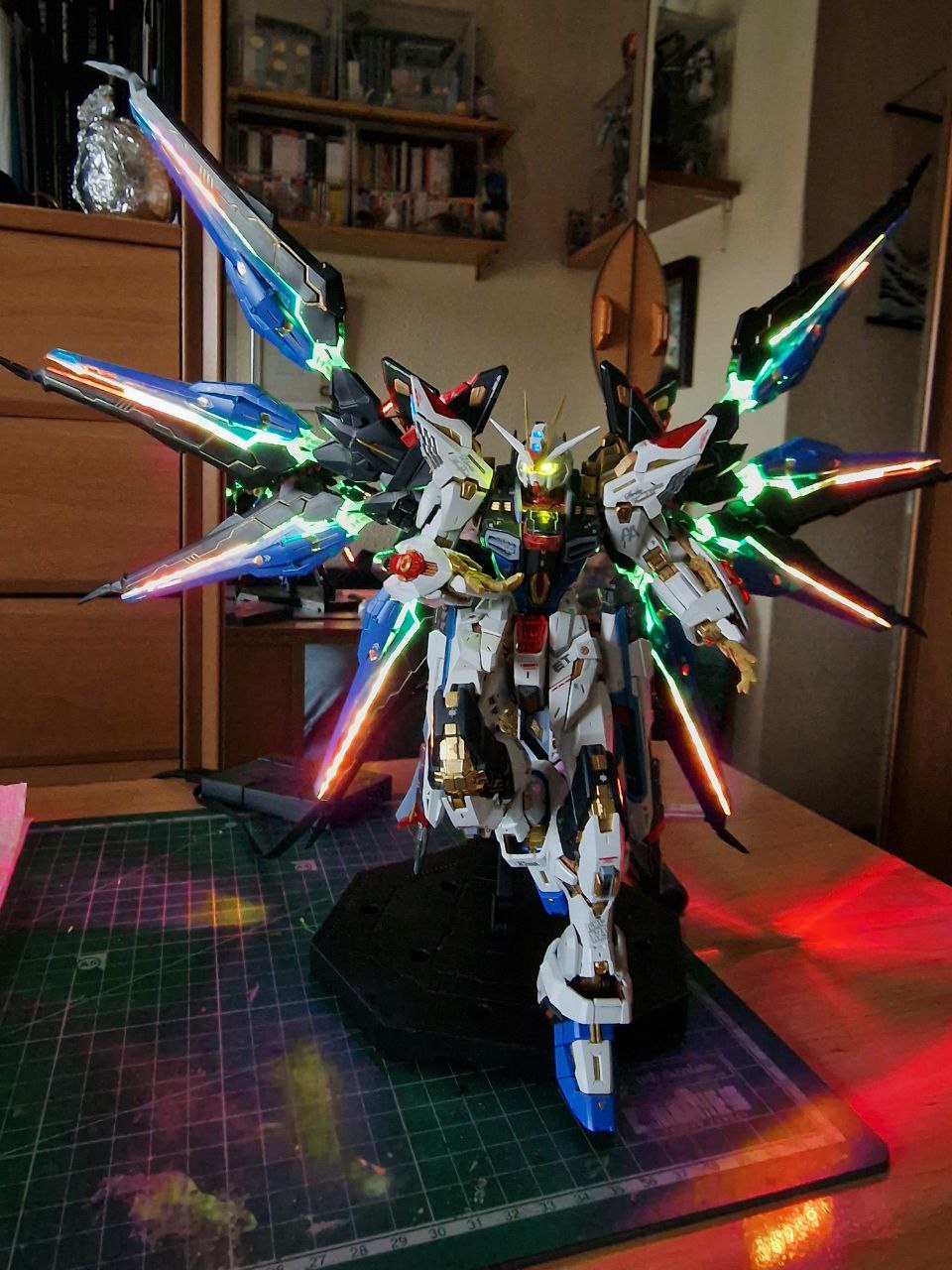 Kosmos 1/100 MGEX ストライク フリーダム専用 LED ユニット Kosmos 1/100 MGEX マイティ ストライク フリーダム ガンダム用