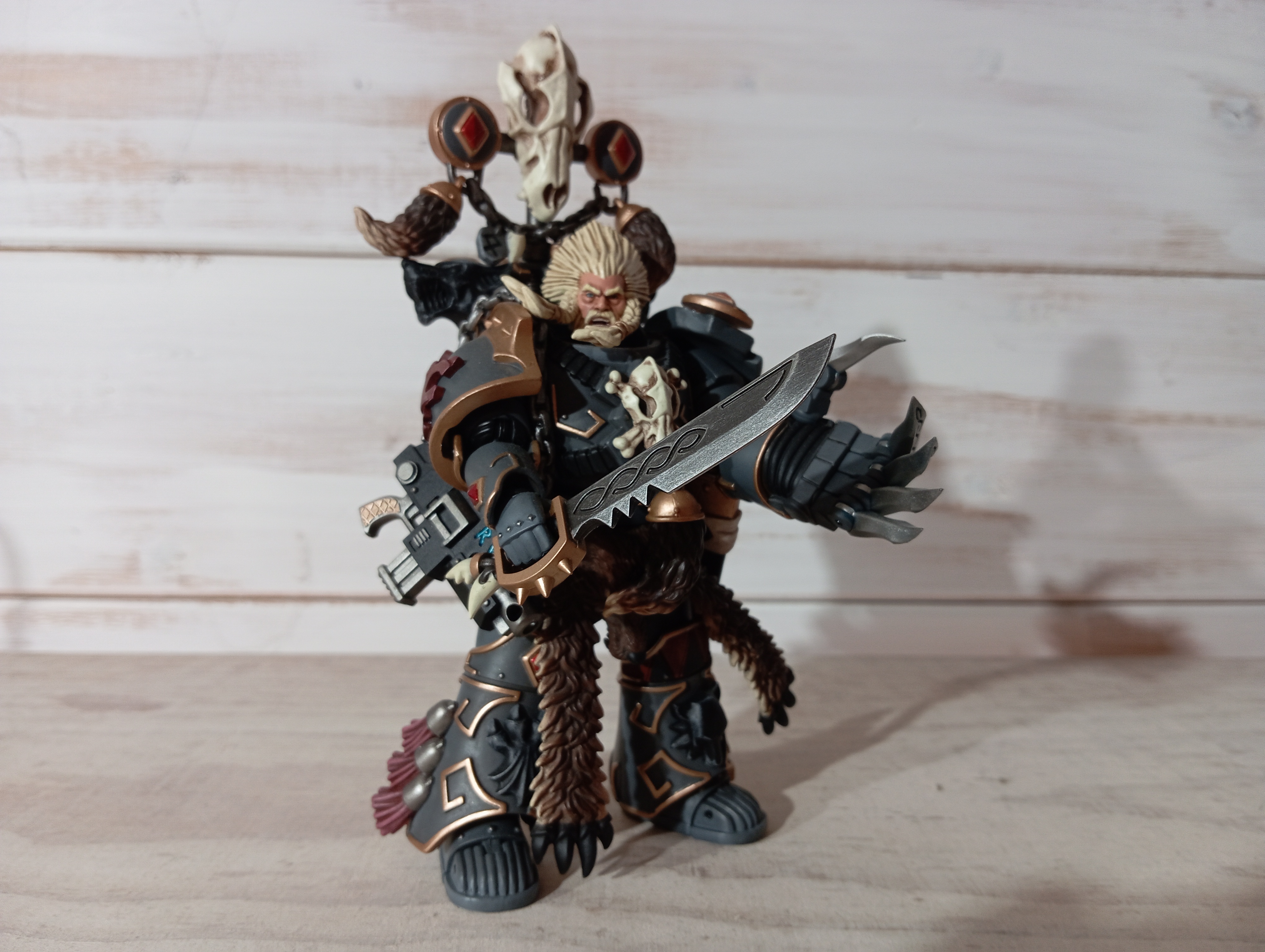 JOYTOY ウォーハンマー40K GEIGOR FELL-HAND Amazon.com: JoyToy Warhammer 40K: Space Wolves Geigor Fell