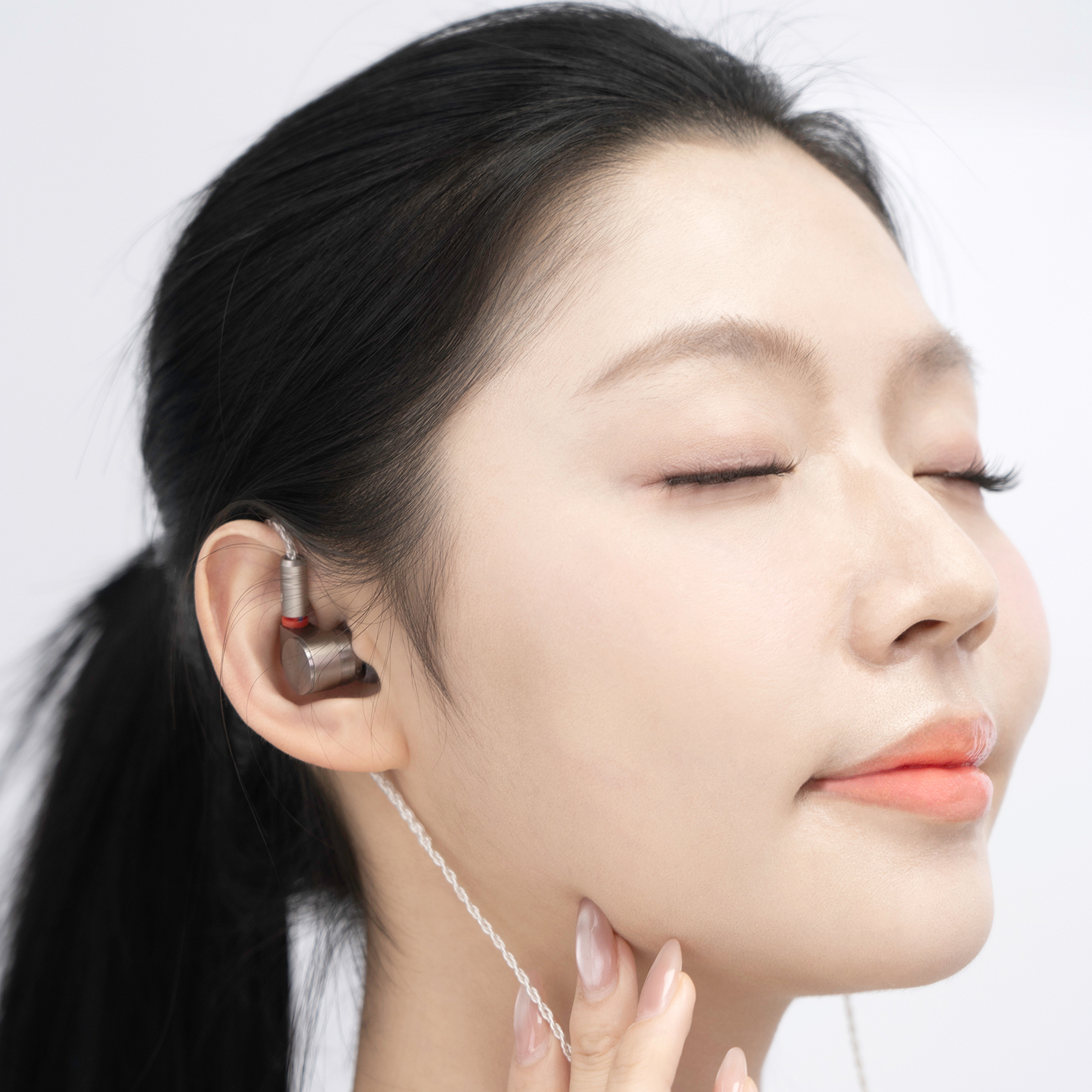 TINHIFI T2 earbuds, with dual dynamic drivers, deliver light tuning and moderate low frequency for clear sound. Silver metal with tank-like durability, ultra-reliable, and a detachable cable for tangle-free portability. Classic Hi-Fi audio, perfect for FS
