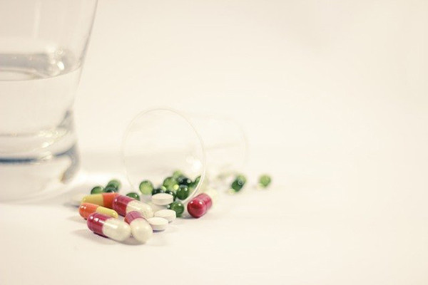 Você escolheria copos de papel para remédios？