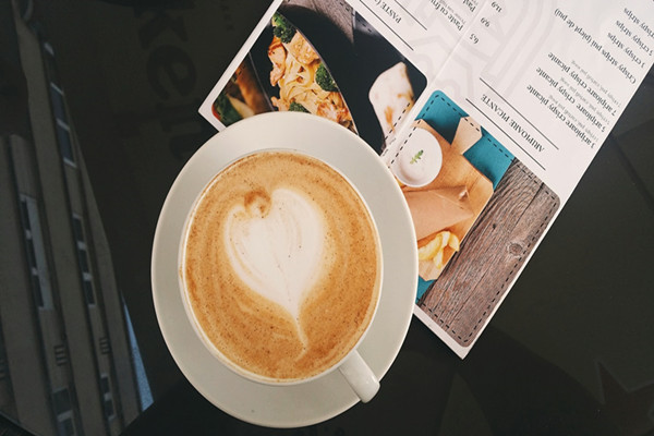 Cute disposable coffee cup makes people feel comfortable all day