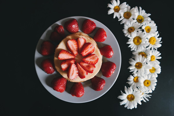 Paper plates are easy to bring fun to your party