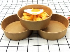 Ciotole di carta con coperchi che confezionano alimenti da portare in scatola con ristorante