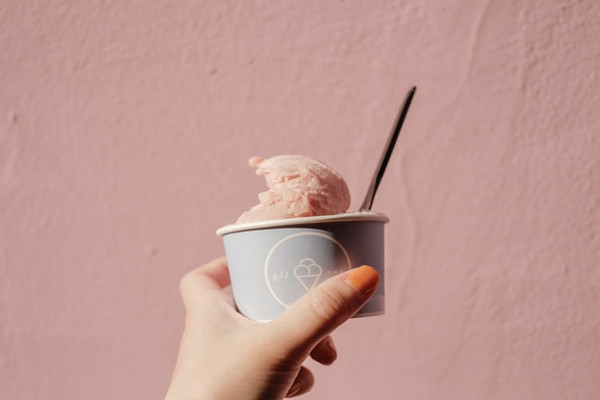 Elegant ice cream serving cups to make your ice cream shop more date-friendly