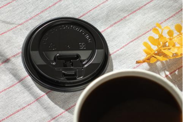 Lids for paper cups keep drinks warm in winter