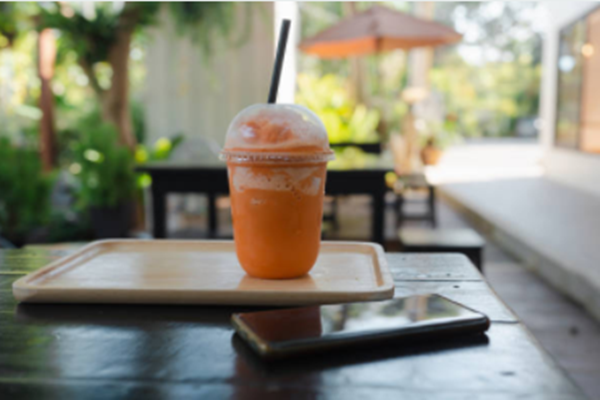 A cold drink cup with lid is very popular in hot summer days
