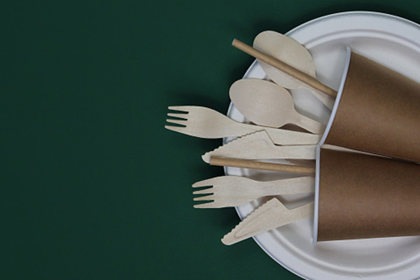 Disposable wooden spoons solve a lot of tedious things