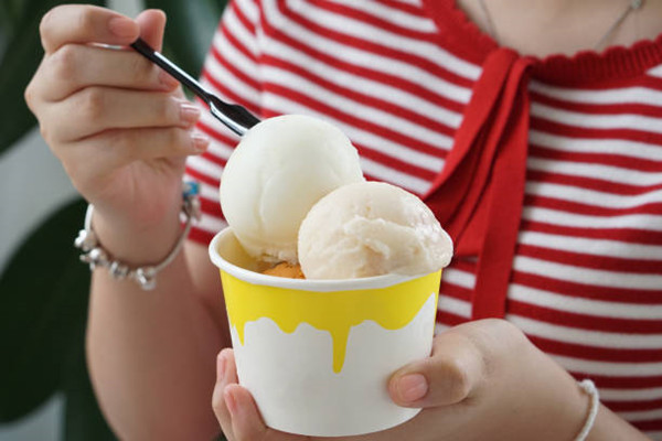 Disposable ice cream spoons