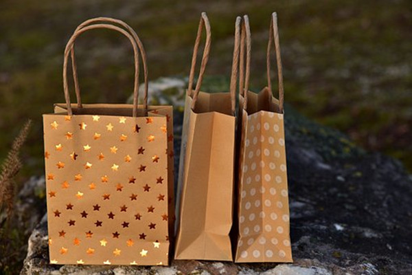Colorful paper bags with handles provide good privacy protection for your customers