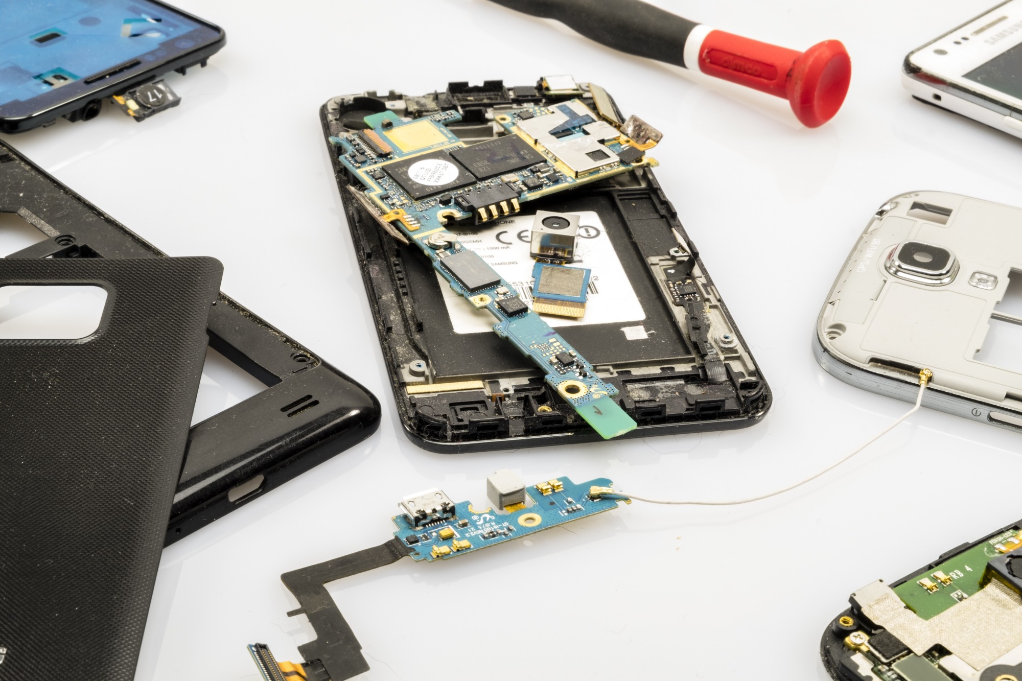 Why are mobile phone screen repairs generally expensive?
