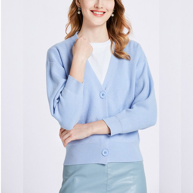 Women's winter casual warm V-neck knit cardigan outfit