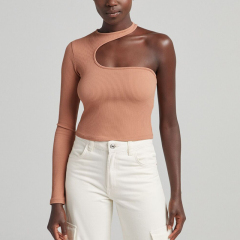Asymmetric long-sleeved T-shirt