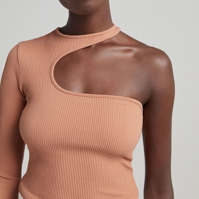 Asymmetric long-sleeved T-shirt