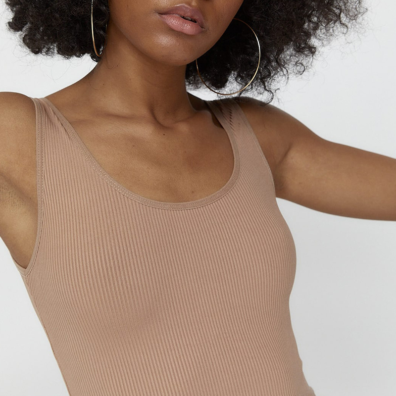 Short suspender T-shirt