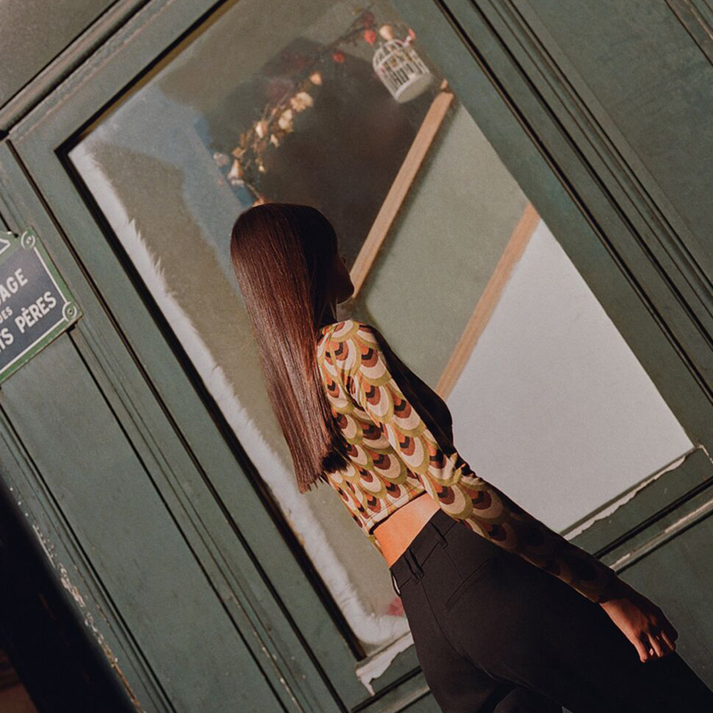 Deep-necked long-sleeved top
