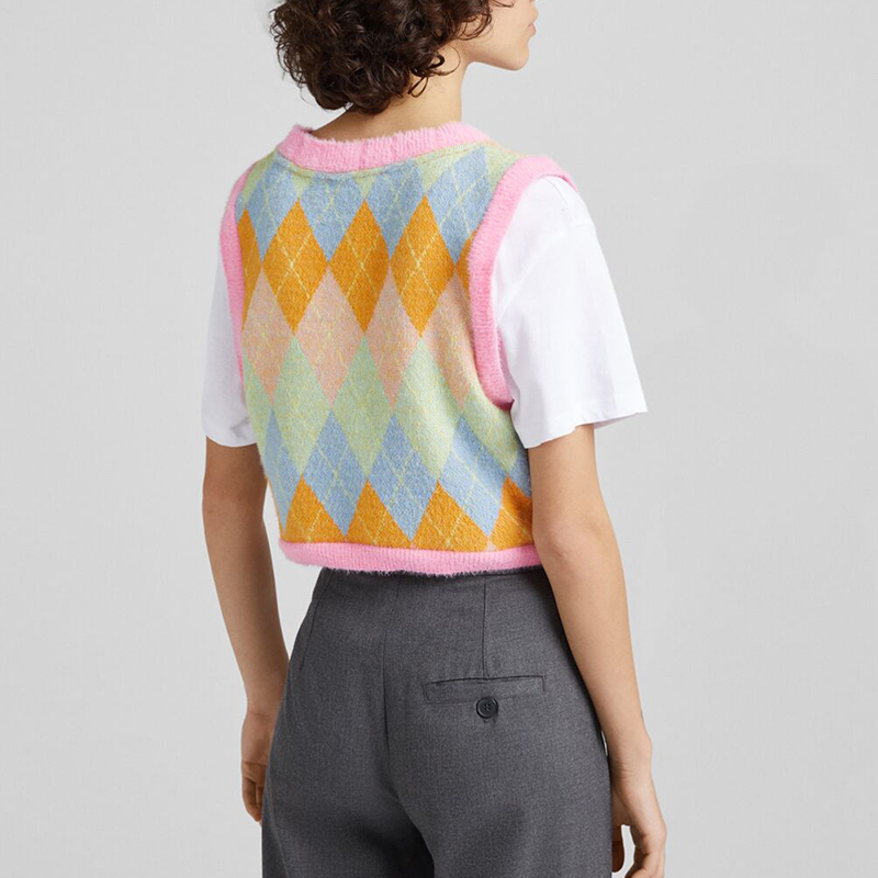 Diamond pattern knitted vest