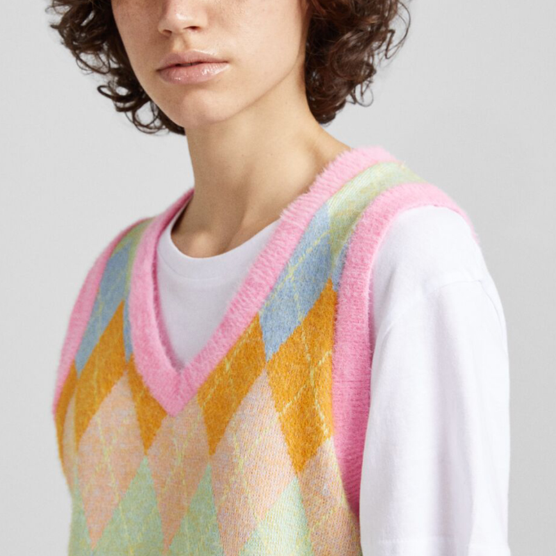 Diamond pattern knitted vest