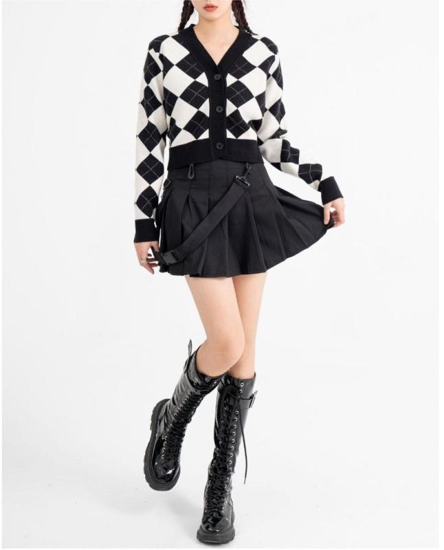 Short knit sweater lady