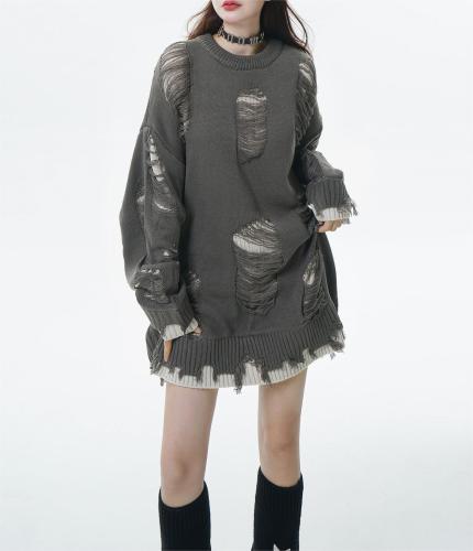 Slouchy sweater with long sleeves