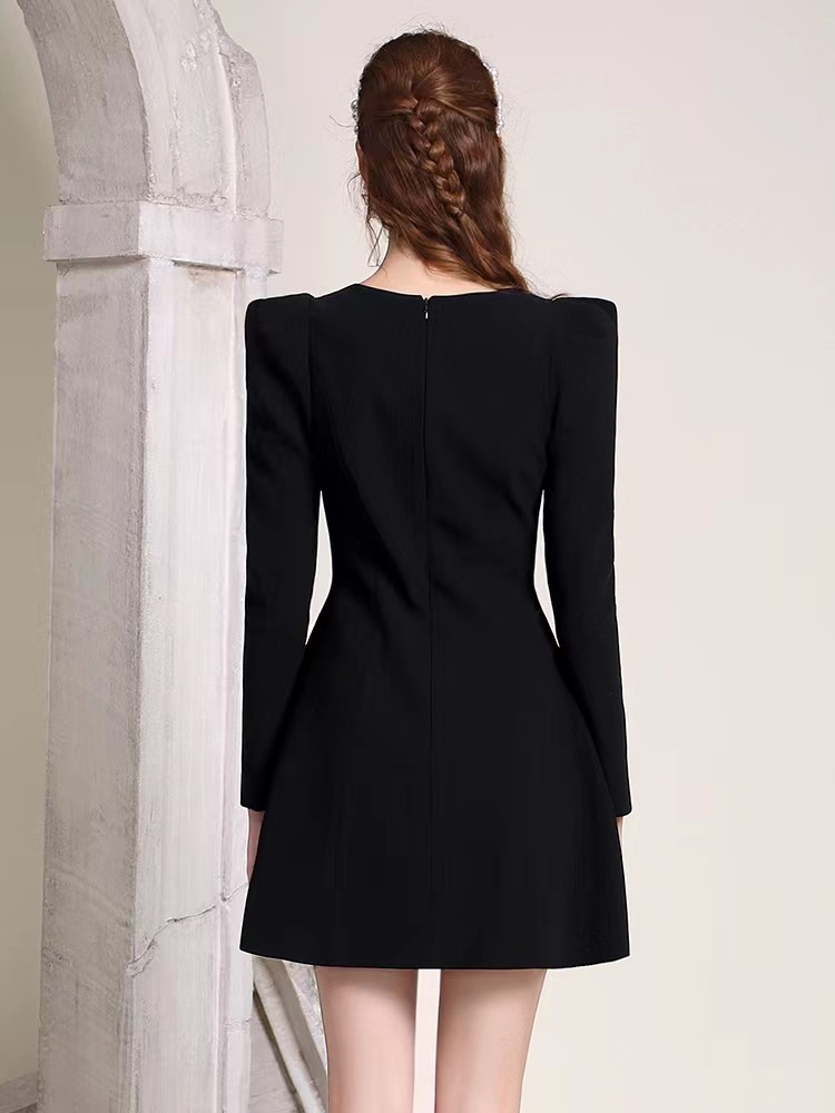 Light cooked Hepburn style black dress