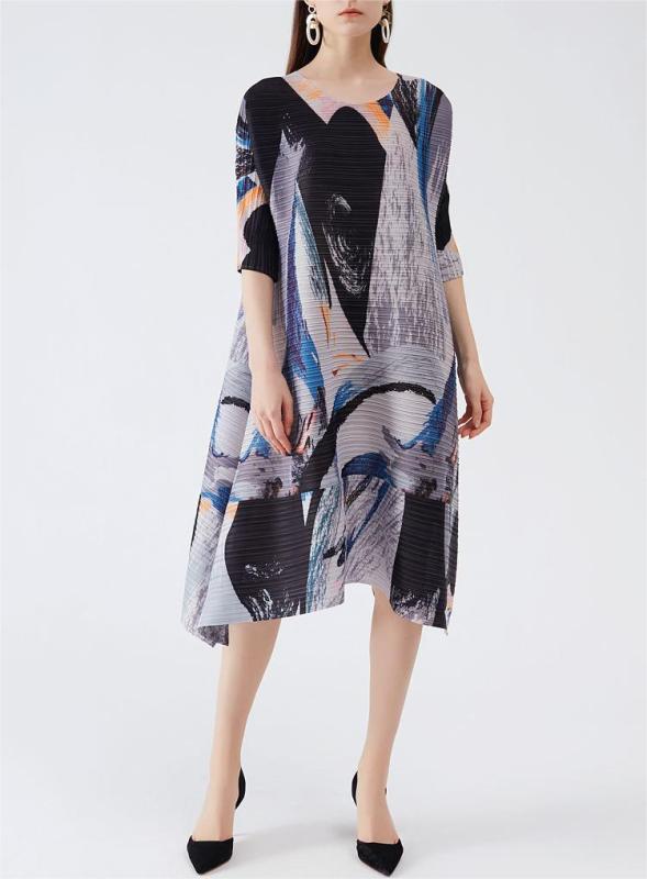 Medium sleeved loose hem skirt
