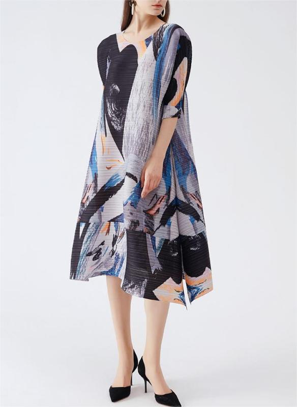Medium sleeved loose hem skirt