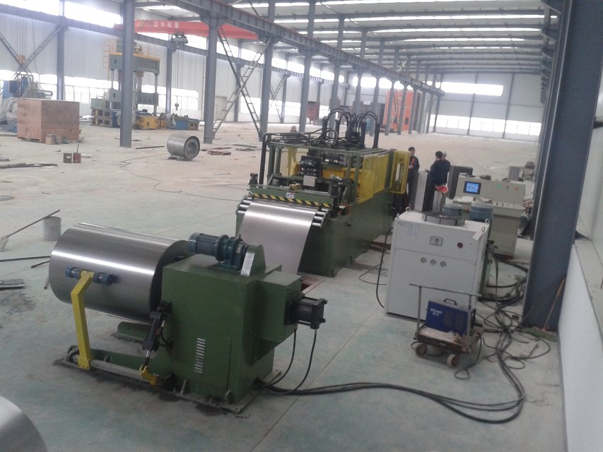 Fin folding machine for corrugated tank