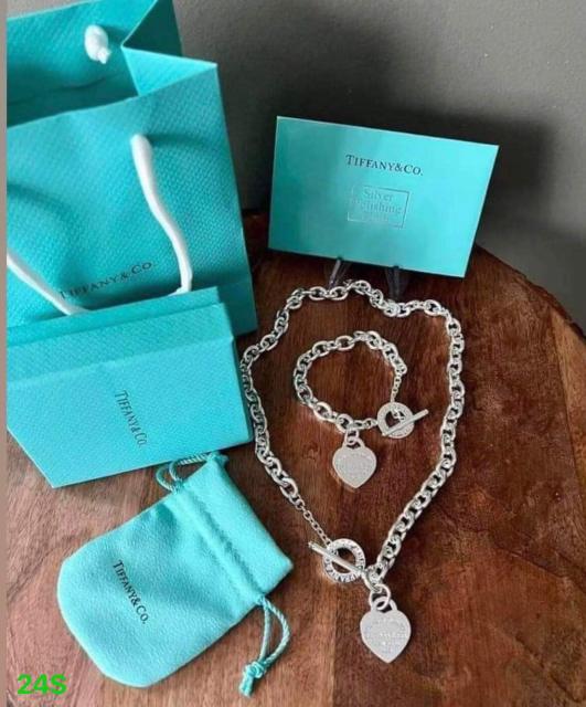 Bracelets and necklaces set