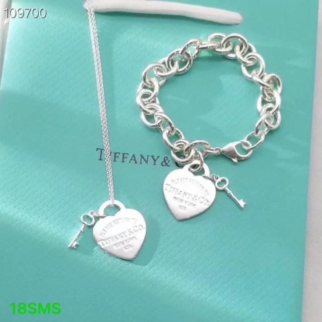 Neacklace and bracelets set