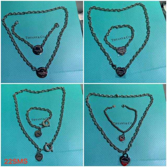 Neacklace and bracelets set