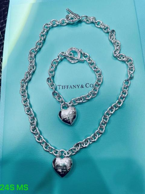 Neacklace and bracelets set