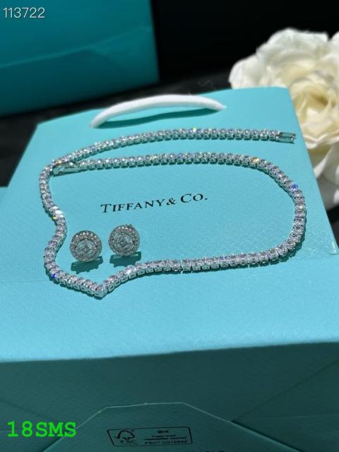 Neacklace and earrings set