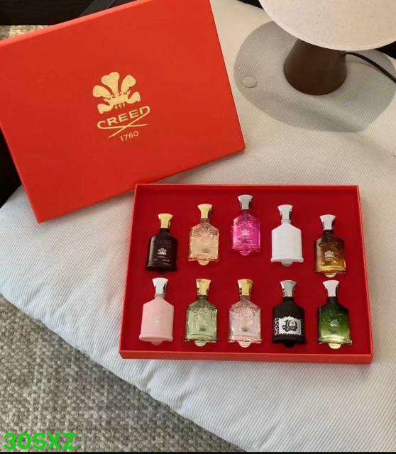 Women perfumes set