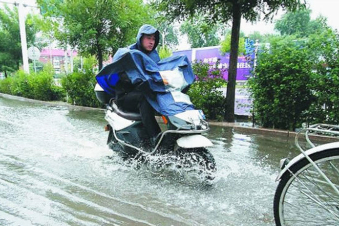 Electric Mopeds: Riding Through the Rain with Confidence