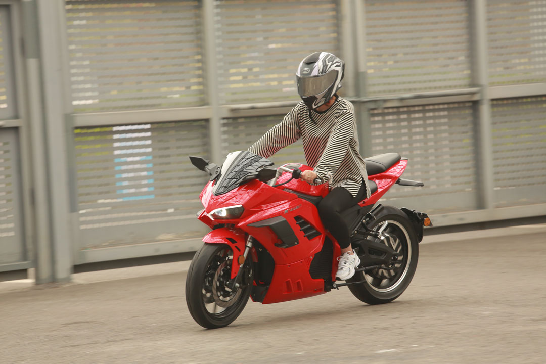 Bluetooth Function on Electric Motorcycles: Ease of Use and Convenience