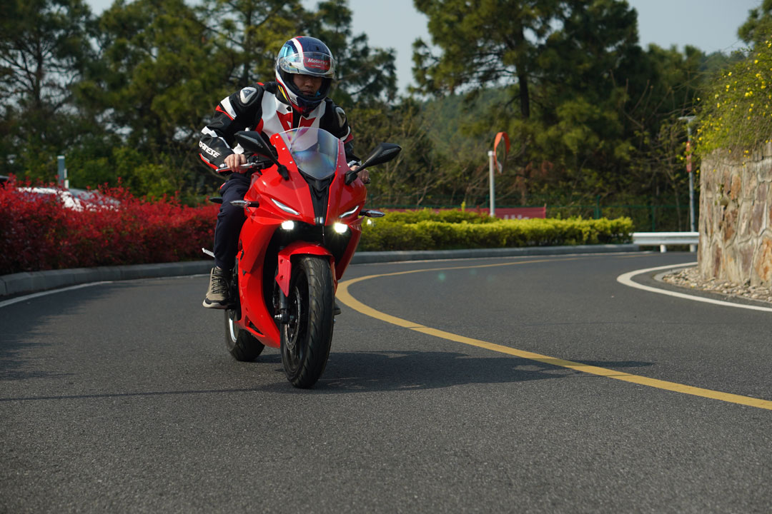 Advancing Intelligence in Electric Motorcycles: Smart Control Systems Leading the Way