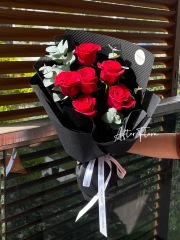 Red roses small bouquet