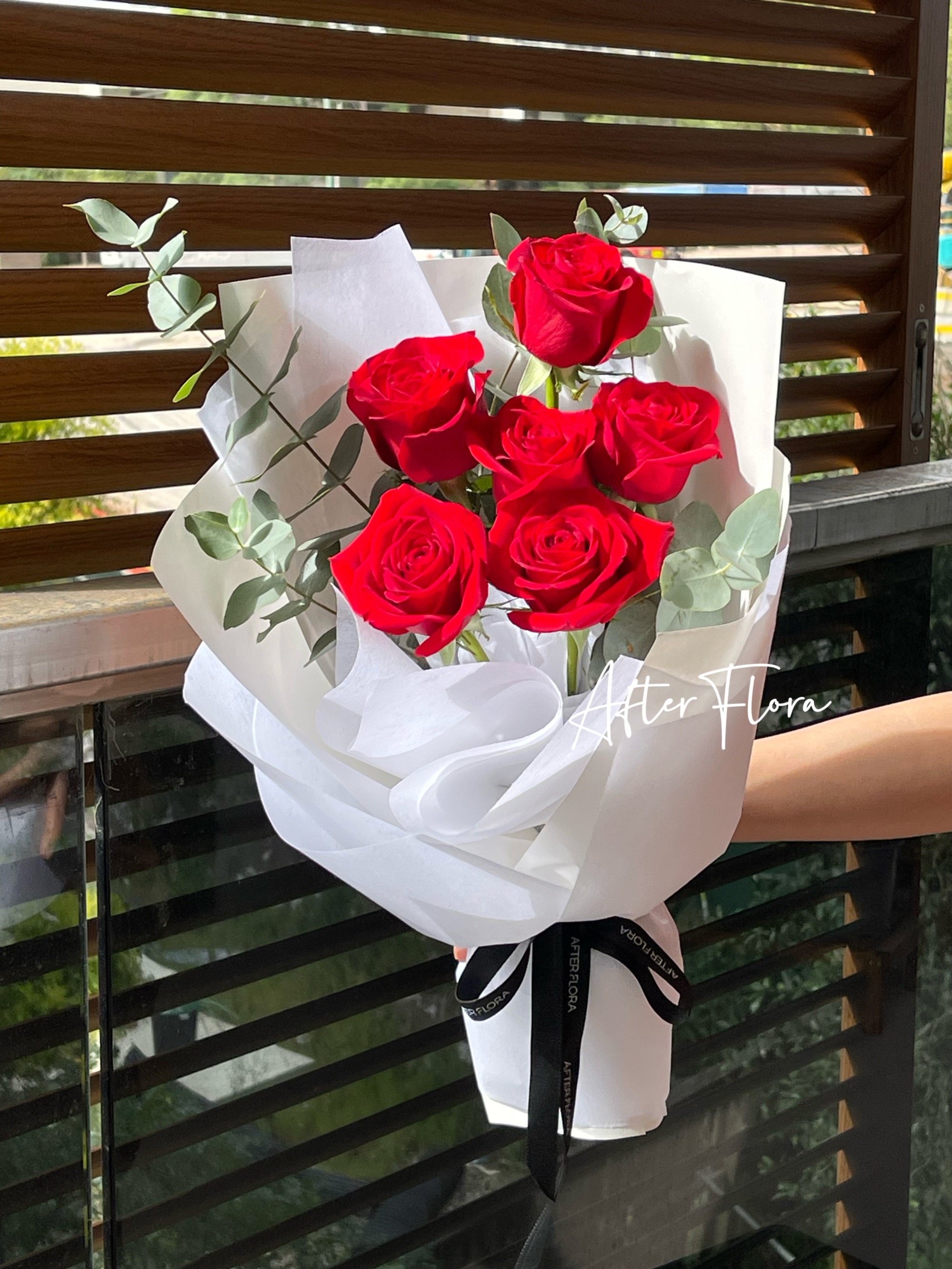 Red roses small bouquet