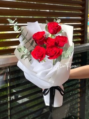 Red roses small bouquet