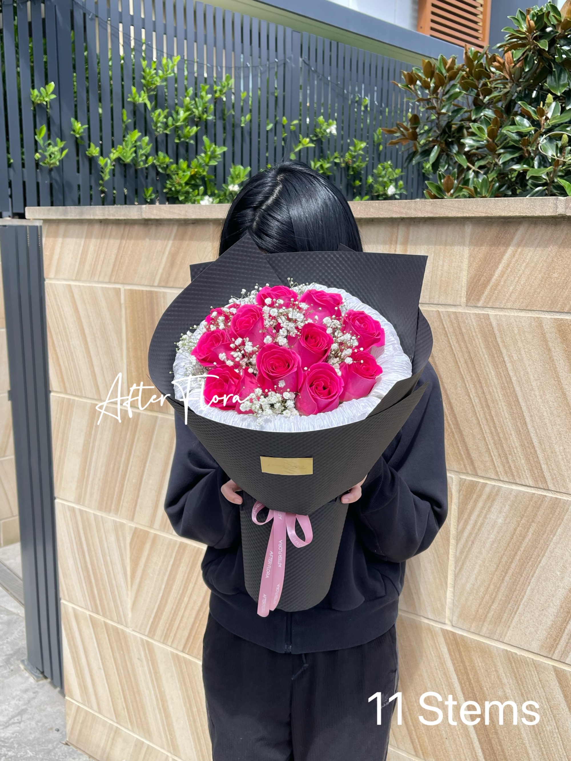 Hot pink roses+baby's breath