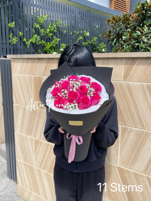 Hot pink roses+baby's breath